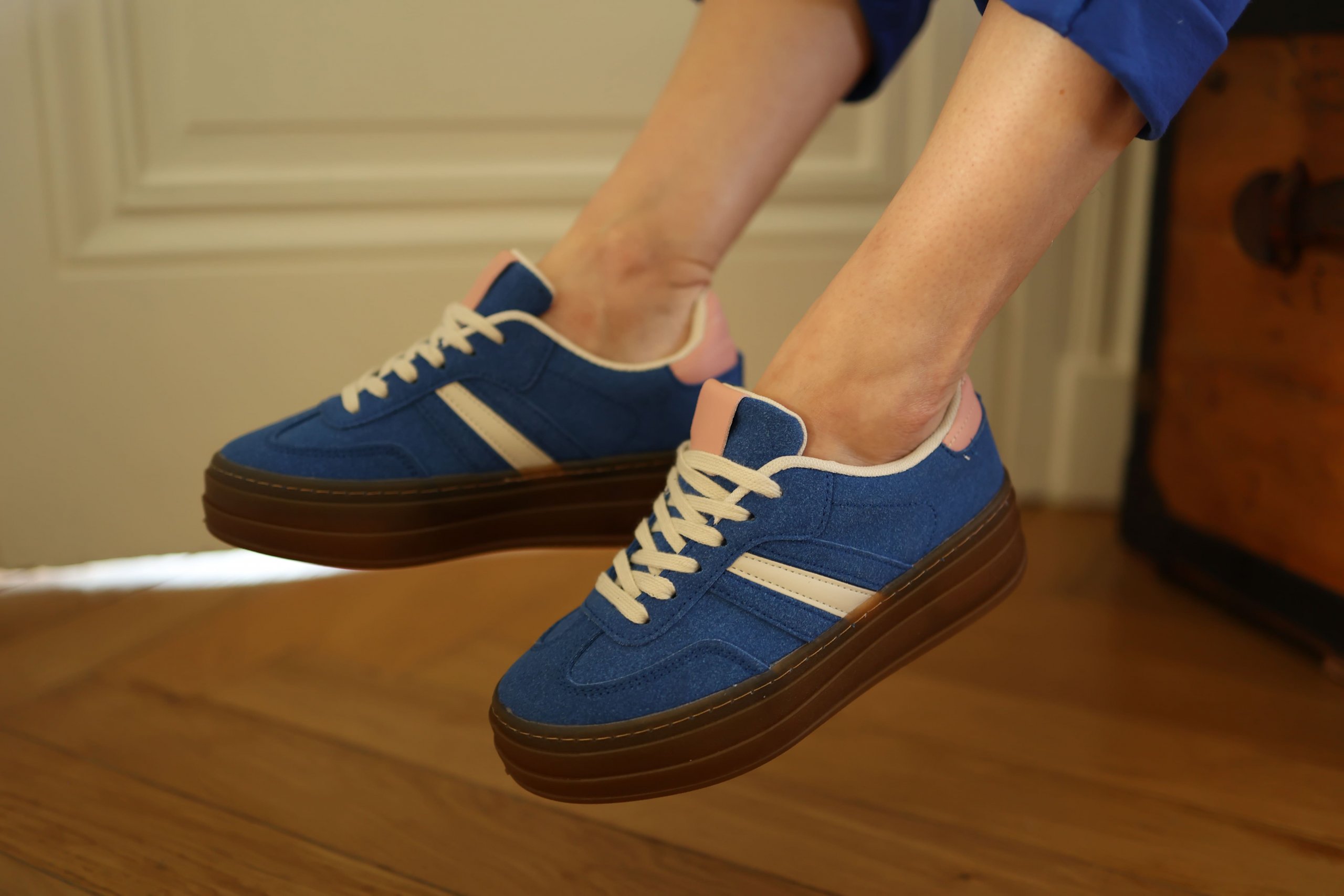 Baskets compensées bleu klein et rose – Image 6