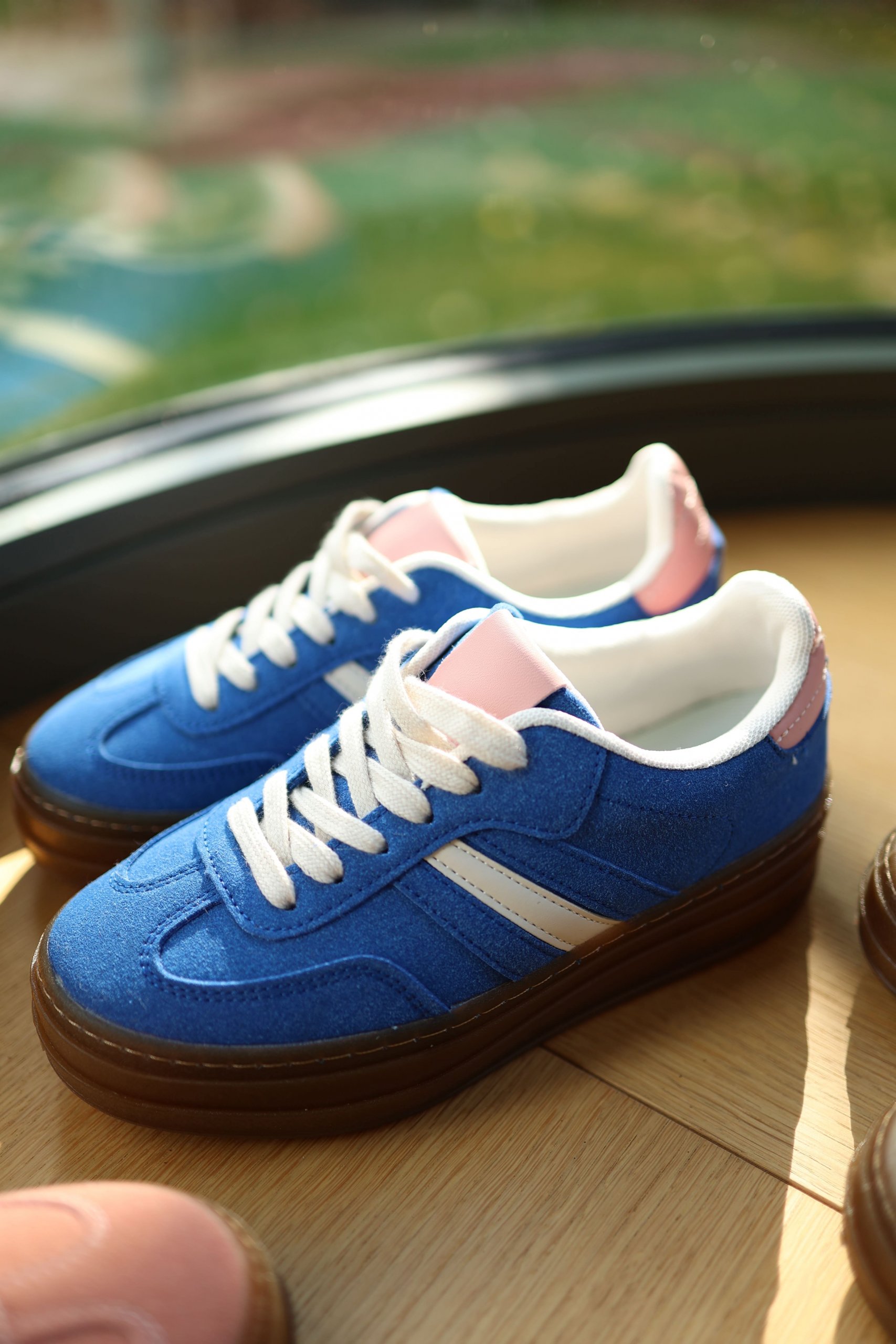 Baskets compensées bleu klein et rose – Image 2